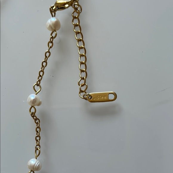 Elegant Gold and Pearl Necklace - Picture 5 of 10